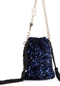 Bolso tipo bucket de lentejuelas en color azul marino, con cordón negro trenzado y correa de cadena. Presenta herrajes metálicos y una parte superior recogida para un cierre seguro.