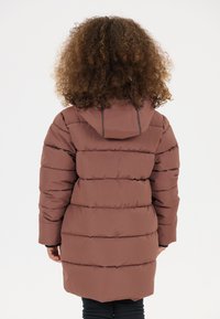 Brun pufferjakke med hætte, med vandrette quiltede sektioner, lange ærmer og en mid-længde design. Glat, mat tekstur.