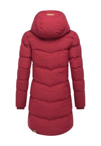 Czerwona, pikowana kurtka puchowa z kapturem, charakteryzująca się gładką fakturą, długimi rękawami oraz logo przy dolnym brzegu z tyłu.