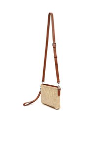 Sac bandoulière en paille tressée avec une surface beige texturée, une bandoulière en cuir marron et des finitions en argent, ayant une forme rectangulaire mince.
