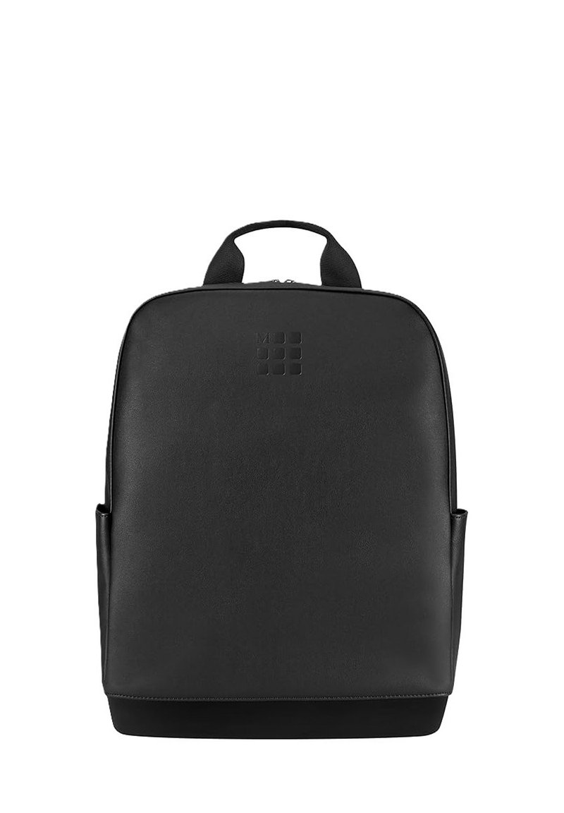 Zaino in pelle nera con una texture liscia, forma rettangolare, maniglia superiore e tasche laterali. Presenta un logo discreto impresso sulla parte anteriore.