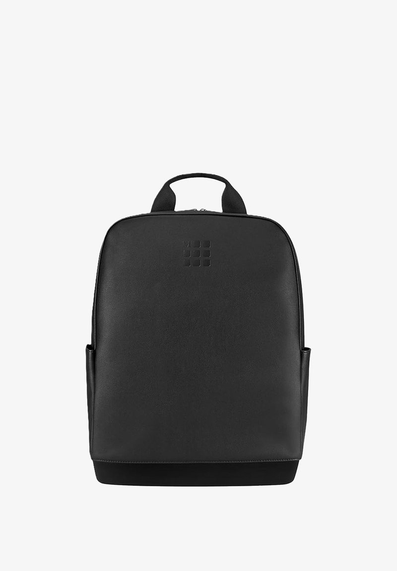 Zaino in pelle nera con una texture liscia, forma rettangolare, maniglia superiore e tasche laterali. Presenta un logo discreto impresso sulla parte anteriore.