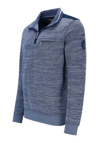 Blauer Strickpullover mit einem Reißverschlusskragen, kontrastierendem gestreiften Kragen, einer Brusttasche und gerippten Bündchen, gefertigt aus einem strukturierten Stoff.