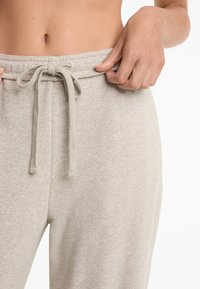 OYSHO RELAXED FIT - Donji dijelovi trenirke - beige