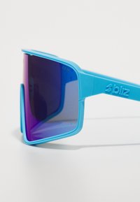 Lunettes de soleil en plastique bleu avec de grandes lentilles rectangulaires, arborant un dégradé allant du violet au bleu foncé. Le logo sur la branche indique "bliz."