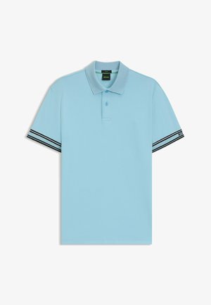 Jasnoniebieska koszulka polo z kołnierzykiem, trzema guzikami oraz czarno-białymi paskami na rękawach. Wykonana z gładkiego materiału.