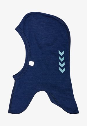 Donkerblauwe gebreide balaclava met een uitsnede voor de kin en een lichtblauw chevronontwerp aan de zijkant. Gladde textuur, strakke pasvorm voor warmte.