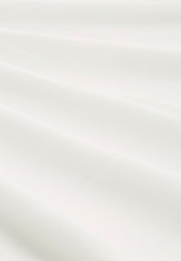 Tessuto bianco esposto con una morbida e liscia texture e pieghe delicate, caratterizzato da un colore uniforme e privo di motivi o disegni visibili.