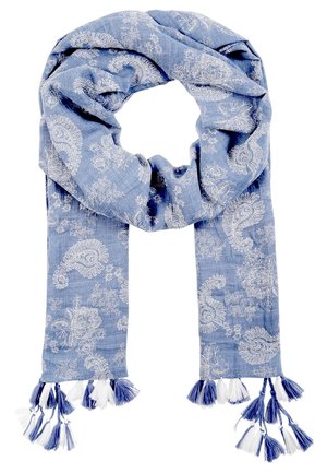 Lichtblauwe sjaal met witte paisley bloemmotieven en blauw-witte kwastjes aan beide uiteinden, losjes in het midden geknoopt.