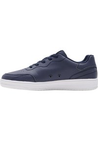 Sötétkék bőrsneaker texturált felülettel, fűzős kialakítással, fehér gumitalppal, és perforált részletekkel az orrán a légáteresztés érdekében.