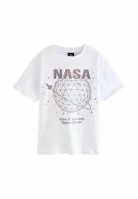 Valkoinen puuvillapaita, jossa on NASA-graphica, jossa on maapallon muotoilu, tähtiä ja teksti "John F. Kennedy Space Center" harmaalla.