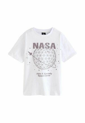 Valkoinen puuvillapaita, jossa on NASA-graphica, jossa on maapallon muotoilu, tähtiä ja teksti "John F. Kennedy Space Center" harmaalla.