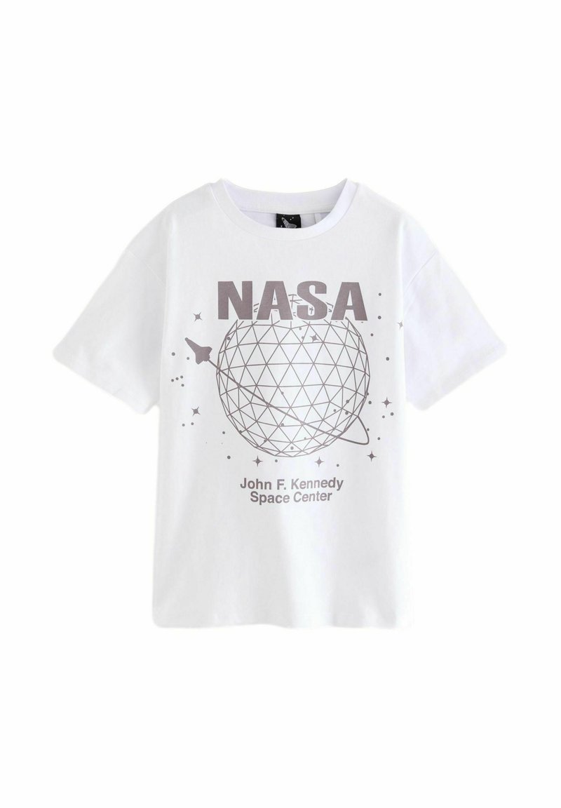 Valkoinen puuvillapaita, jossa on NASA-graphica, jossa on maapallon muotoilu, tähtiä ja teksti "John F. Kennedy Space Center" harmaalla.