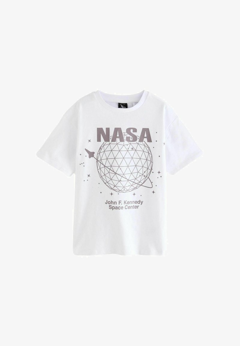 Weißes Baumwoll-T-Shirt mit einem NASA-Grafikdesign, das einen Globus, Sterne und den Text "John F. Kennedy Space Center" in Grau zeigt.