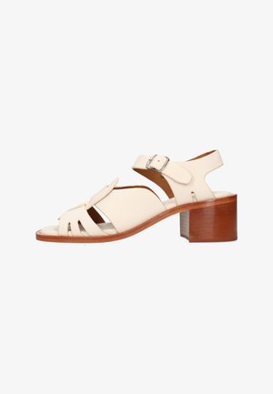 Crèmekleurige leren sandaal met open teen, verstelbare gesp en blokhouten hak.