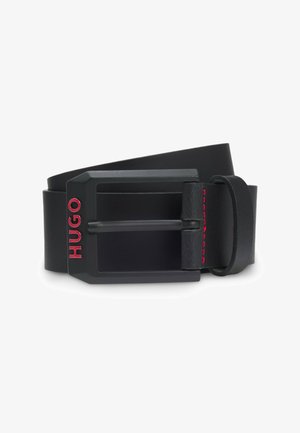 Cintura in pelle nera con fibbia rettangolare nera opaca, logo "HUGO" rosso sul lato e cuciture rosse sul passante della cintura.