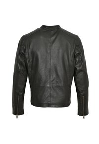 Černá kožená motocyklová bunda s přiléhavým střihem, polstrováním na ramenou a loktech, zipovými manžetami a hladkou texturou.