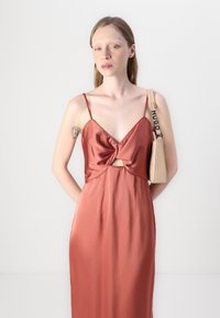Malina PATRIZIA CUT OUT SLIP MAXI - Oblačila za posebne priložnosti - terracotta