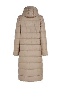 Beige huva pufferjacka med en lång, rak silhuett. Har horisontellt quiltade sektioner och en slät, glänsande yta.
