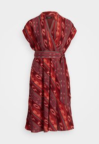 Robe à motifs rouges et oranges avec des manches courtes, un design croisé et une ceinture assortie; elle présente des rayures diagonales et une texture lisse.