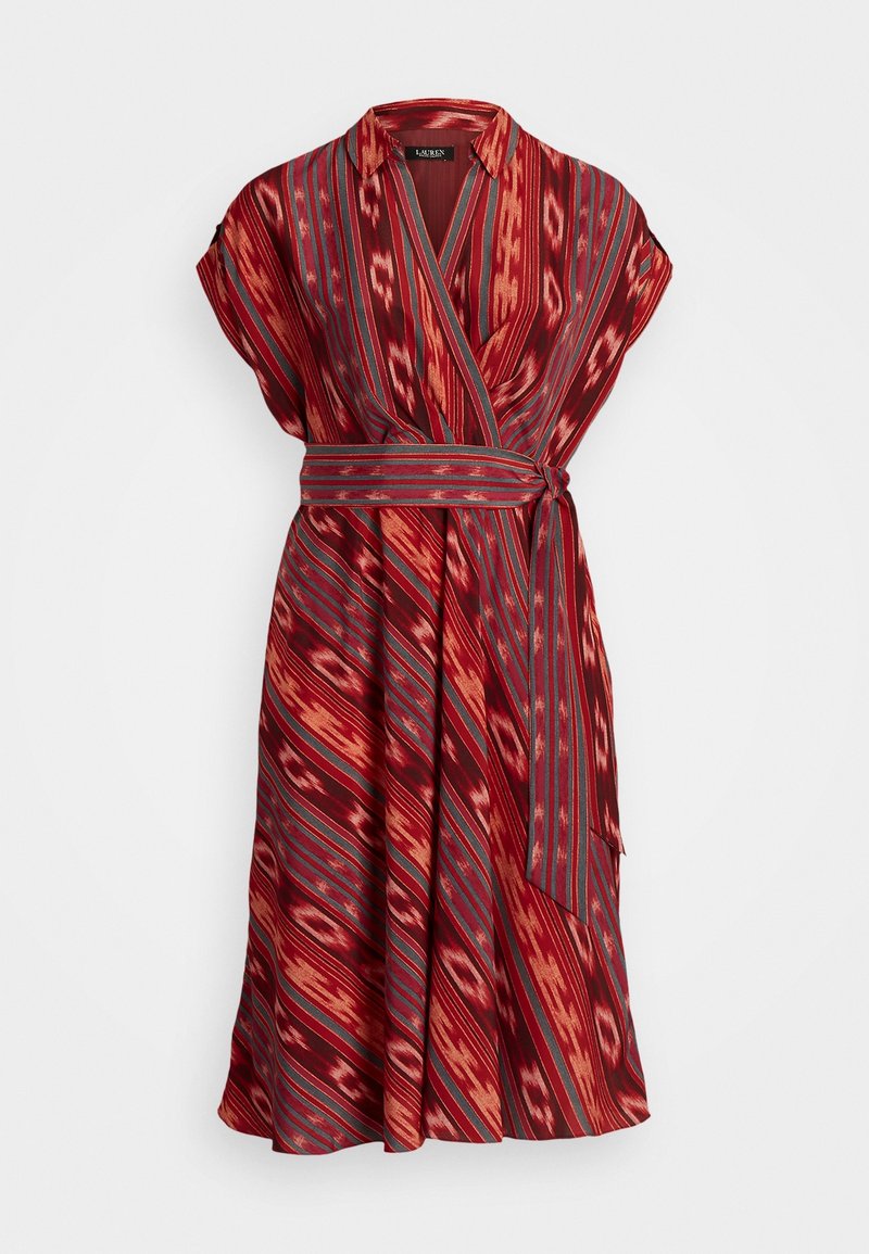 Robe à motifs rouges et oranges avec des manches courtes, un design croisé et une ceinture assortie; elle présente des rayures diagonales et une texture lisse.