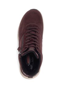 Bordeaux suède sneaker met een afgeronde vorm, vetersluiting aan de voorkant en een zijrits. Voorzien van een beige rubberen zool en een gedetailleerde, textuur aanwezige binnenzool.