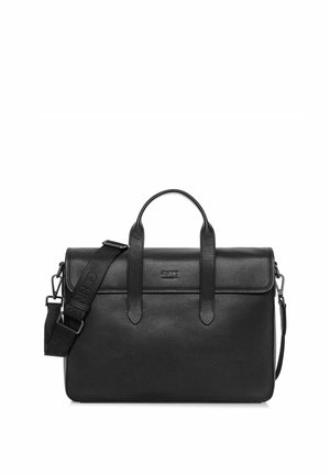 Czarna skórzana teczka z podwójnymi uchwytami i regulowanym paskiem na ramię. Posiada teksturowane wykończenie oraz zapięcie na klapę z detalem logo.