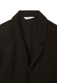 Camicia nera con bottoni, realizzata in tessuto liscio, dotata di colletto a punte e chiusura con un solo bottone. Il design è minimalista, con linee pulite.