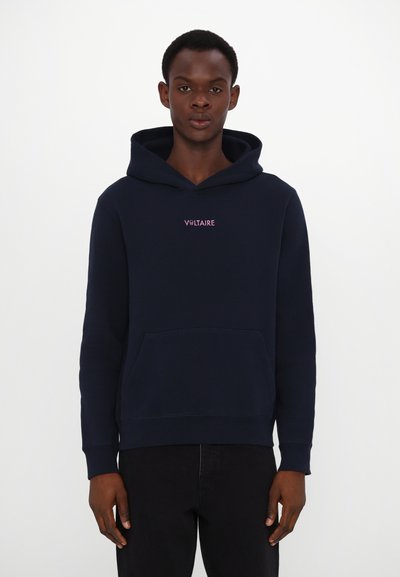 Navy Kapuzensweatshirt mit frontaler Tasche und "VOLTAIRE" Grafik in Pink. Weicher Stoff, gerippte Bündchen und Saum sorgen für eine gemütliche Passform.