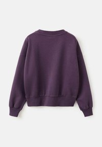 Dunkelviolettes Langarm-Sweatshirt mit gerippten Bündchen, Saum und Rundhalsausschnitt, von hinten auf einem weißen Hintergrund gezeigt.