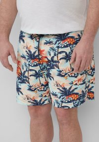 Badeshorts mit einem tropischen Blumenmuster in Orange, Pink und Blau, mit elastischem Bund und Kordelzug zur Anpassung.