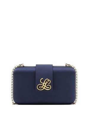 Marineblauwe rechthoekige clutch met gouddraadketting en gouden decoratief verweven 'L'-embleem op de voorflap.