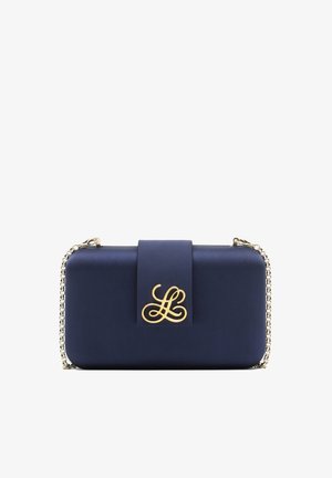 Marineblaue rechteckige Clutch mit goldfarbigem Kettenriemen und goldenem, dekorativem, ineinander verschlungenem "L"-Emblem auf der vorderen Klappe.