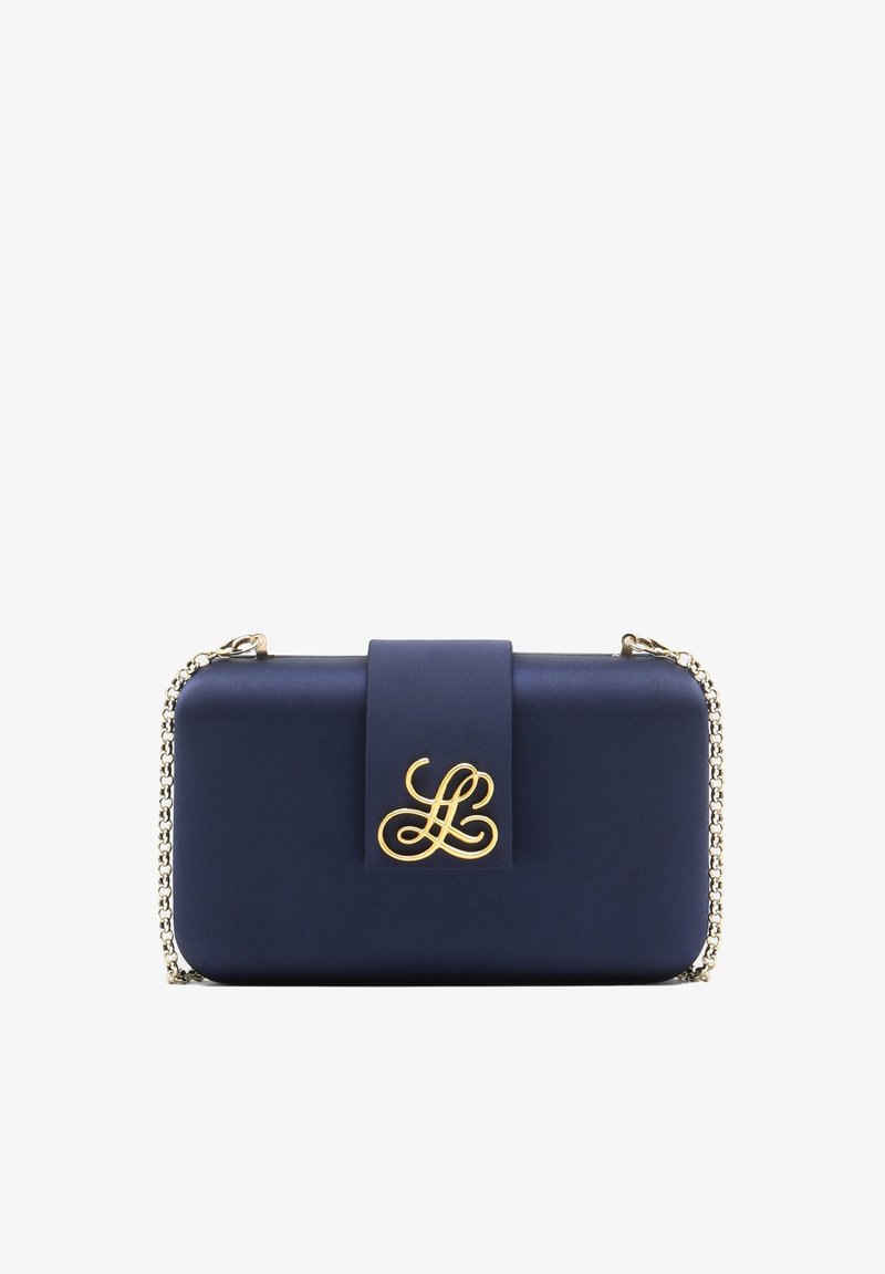 Mørkeblå rektangulær clutch-taske med guld kæderem og guld dekorativt sammenflettet "L" emblem på frontklappen.