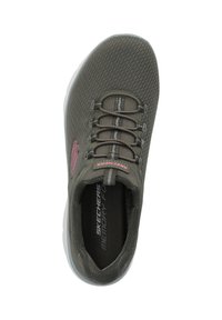 Dunkelgrüner Sportschuh mit einem atmungsaktiven Mesh-Obermaterial, elastischen Schnürsenkeln und einer gepolsterten Innensohle, mit einem pinken Logo und einer weißen Sohle.