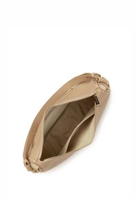 Borsa a tracolla in pelle beige con una texture liscia, dotata di chiusura con zip superiore, una tasca interna a soffietto e dettagli in metallo color oro.