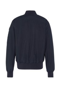 Chaqueta de piloto navy con cuello y puños de canalé. Presenta un bolsillo lateral en la manga izquierda. Tela suave y ligera con un ajuste relajado.