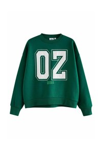 Zelena oversized dukserica s bijelim grafičkim brojem "07" i tekstom "WICKED" na dnu. Izrađena od mekog materijala s rebrastim rubovima i manžetama.