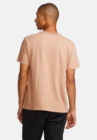 Relaxed-fit, short-sleeve t-shirt in soft, light pink cotton. Features a crew neckline and plain back without embellishments.