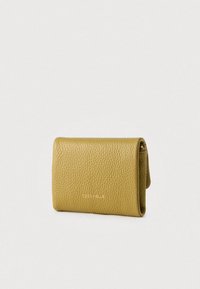 Kollane nahast rahakott tekstuurse viimistlusega, kolmeosaline disain ja peen logo detail esiküljel. Kompaktne ja ristkülikukujuline.