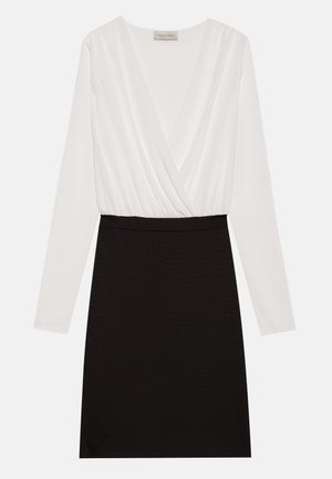 Dolga obleka s dolgimi rokavi, ki vsebuje bel vrhnji del v zavitju in črno teksturirano krilo. Zgornji del ima globok V-izrez in prilega se na pasu.