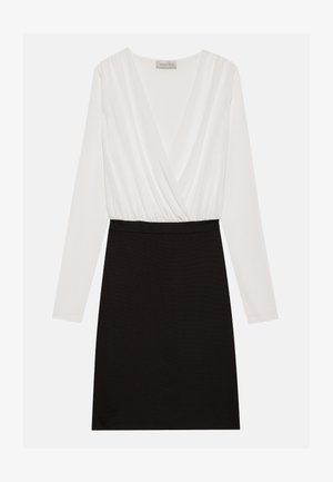 Dolga obleka s dolgimi rokavi, ki vsebuje bel vrhnji del v zavitju in črno teksturirano krilo. Zgornji del ima globok V-izrez in prilega se na pasu.