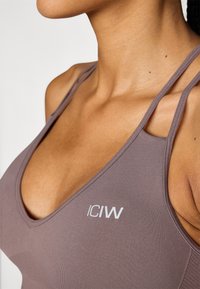 ICANIWILL DEFINE SEAMLESS V SHAPE BRA - Sportski grudnjak sa srednje jakom potporom - dusty brown