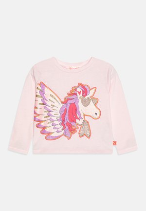 Chemise à manches longues rose avec un motif de licorne agrémenté de paillettes, une crinière colorée et des ailes surdimensionnées. Matériau en coton doux.