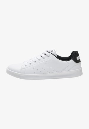 Hvite sneakers med en glatt skinnoverdel, perforerte detaljer på sidene, svarte accenter på hælen og kragen, samt hvit gummisåle.