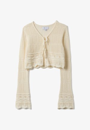 Cárdigan de punto corto color crema con mangas largas acampanadas, patrón calado texturizado y dos cierres frontales con lazos.