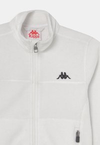 Biała kurtka z polaru z wysokim kołnierzem, zapinana na suwak, z dwoma przednimi kieszeniami, czarnym haftowanym logo na piersi i kontrastującymi detalami przeszyć.