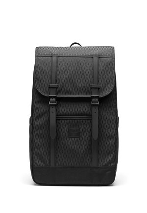 Sort rygsæk med diamantmønstret stof, læderdetaljer, to justerbare remme, klaplukning og frontlogo.