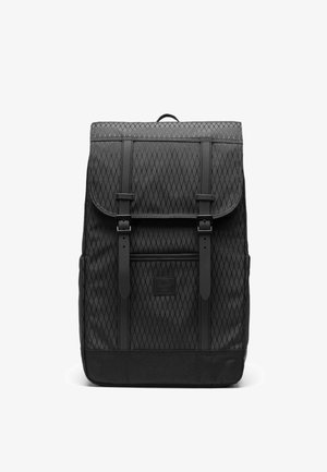 Czarny plecak z tkaniną w diamentowy wzór, skórzanymi akcentami, dwoma regulowanymi paskami, klapką zapinaną na zatrzask oraz logo na przedniej części.