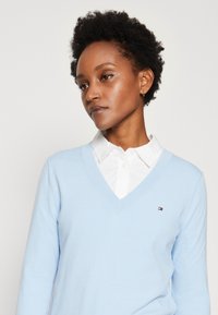 Tommy Hilfiger Pulover - well water
